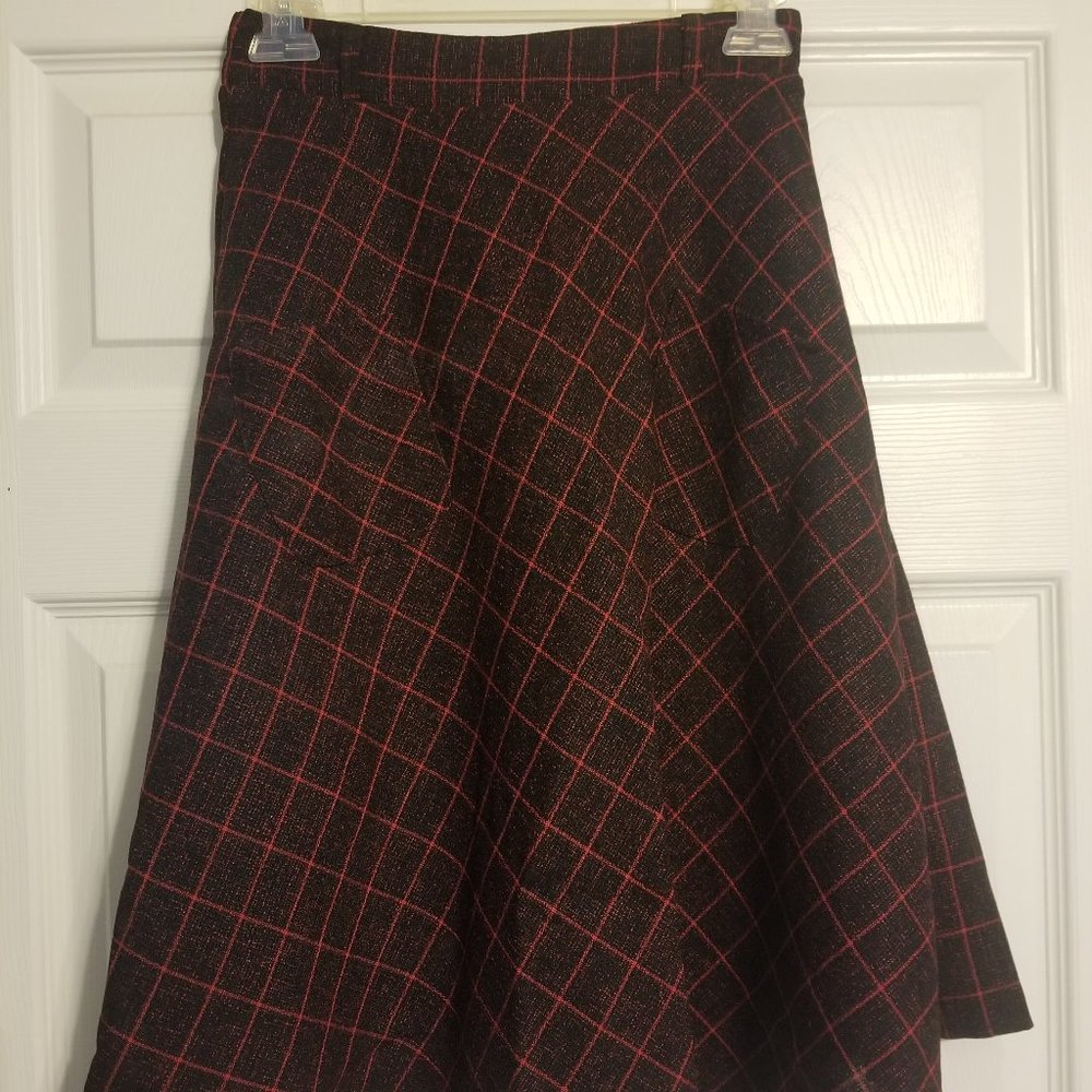 Flouncy black and red skirt